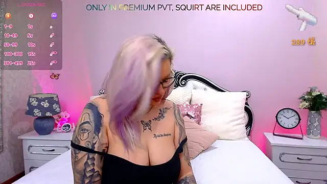 Snapshot of FoxxyClarise chatting on February 19, 9:22 pm FoxxyClarise online show from February 19, 9:22 pm