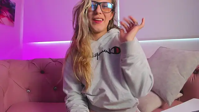 Giia paiige18 online show from December 29, 12:55 pm