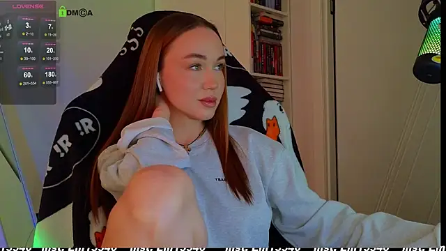 Snapshot of Emili1- chatting on December 18, 12:18 pm Emili1- online show from December 18, 12:18 pm