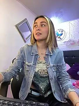 Snapshot of emma_oxford chatting on December 19, 9:28 pm emma oxford online show from December 19, 9:28 pm