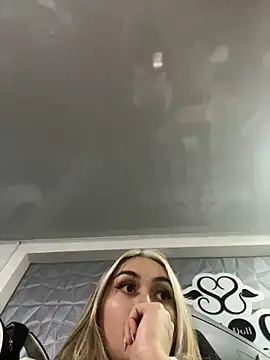 Snapshot of emma_oxford chatting on January 24, 2:39 am emma oxford online show from January 24, 2:39 am