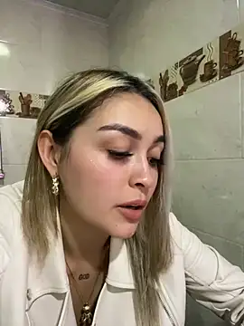 Snapshot of emma_oxford chatting on March 6, 11:53 pm emma oxford online show from March 6, 11:53 pm