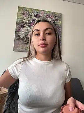 Snapshot of emma_oxford chatting on April 24, 8:33 pm emma oxford online show from April 24, 8:33 pm