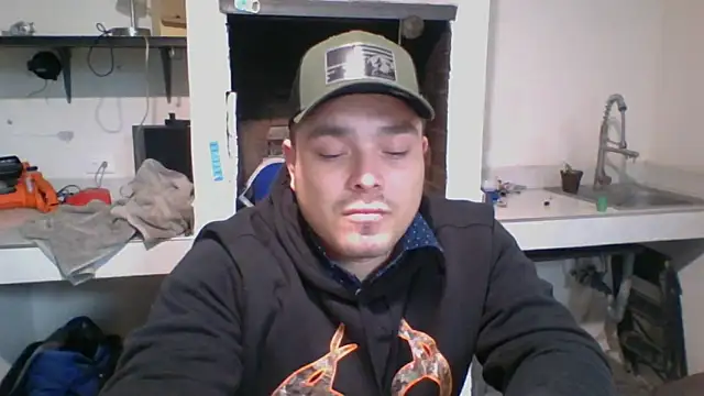 Snapshot of DirtyRcride chatting on December 19, 7:40 am DirtyRcride online show from December 19, 7:40 am