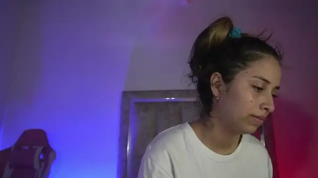 Snapshot of little-Emma chatting on July 1, 11:26 pm little-Emma online show from July 1, 11:26 pm