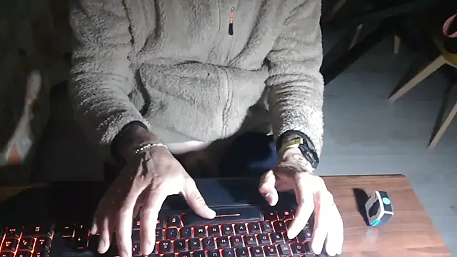 Snapshot of Adri_gard chatting on April 21, 8:23 pm Adri gard online show from April 21, 8:23 pm