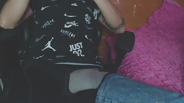 OldManAndGirlishLady online show from December 24, 2:10 am