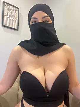 Snapshot of Amberonee31 chatting on February 12, 8:37 pm Amberonee31 online show from February 12, 8:37 pm