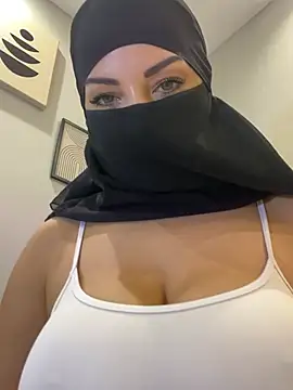 Snapshot of Amberonee31 chatting on February 13, 9:11 pm Amberonee31 online show from February 13, 9:11 pm