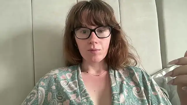 Snapshot of redheadrosie69 chatting on May 31, 8:54 am redheadrosie69 online show from May 31, 8:54 am