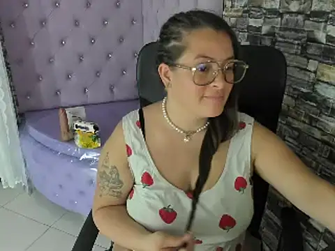 Snapshot of SaraThomso chatting on December 14, 6:13 am SaraThomso online show from December 14, 6:13 am