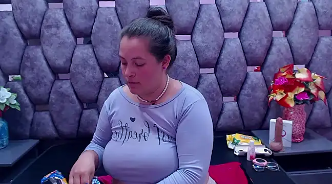 Snapshot of SaraThomso chatting on December 15, 6:07 am SaraThomso online show from December 15, 6:07 am