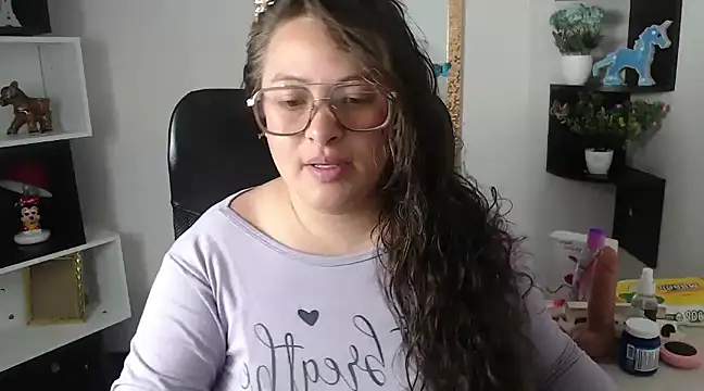 Snapshot of SaraThomso chatting on February 4, 3:00 am SaraThomso online show from February 4, 3:00 am