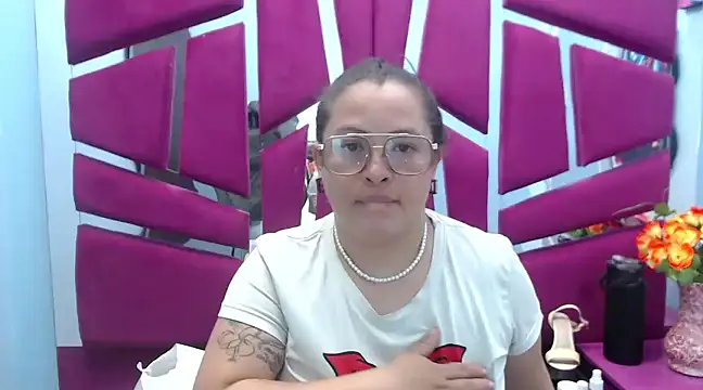 Snapshot of SaraThomso chatting on February 6, 2:55 am SaraThomso online show from February 6, 2:55 am