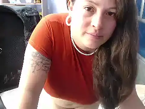 Snapshot of SaraThomso chatting on February 19, 6:11 am SaraThomso online show from February 19, 6:11 am