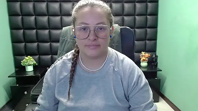 Snapshot of SaraThomso chatting on February 21, 3:01 am SaraThomso online show from February 21, 3:01 am