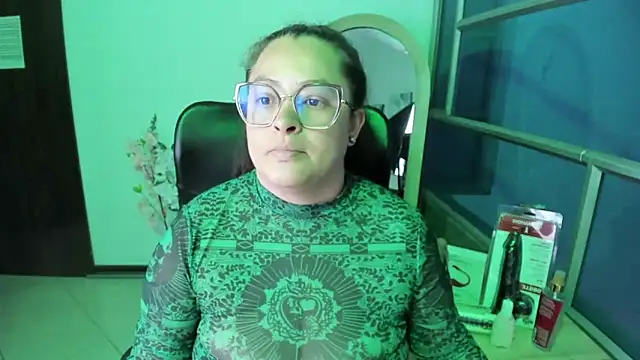 Snapshot of SaraThomso chatting on September 10, 3:17 am SaraThomso online show from September 10, 3:17 am