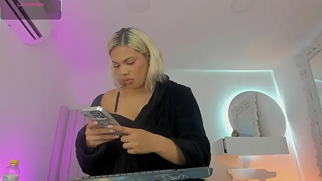 Shelynna azzul online show from November 30, 7:40 pm