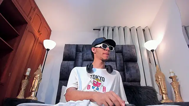 Snapshot of TomyMosterCock chatting on December 6, 12:45 am TomyMosterCock online show from December 6, 12:45 am