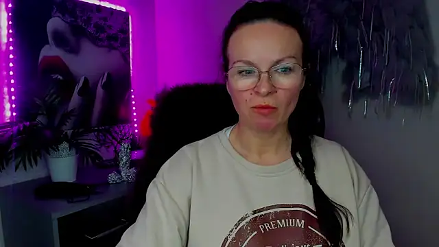 HelenLuxx online show from February 9, 2:21 pm