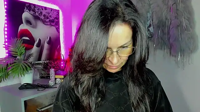 HelenLuxx online show from April 18, 5:33 am