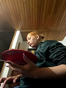 Snapshot of THEBOSSLARA chatting on December 19, 11:23 pm THEBOSSLARA online show from December 19, 11:23 pm