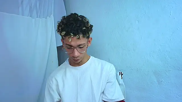 Snapshot of mateodeamjo chatting on April 23, 1:02 pm mateodeamjo online show from April 23, 1:02 pm
