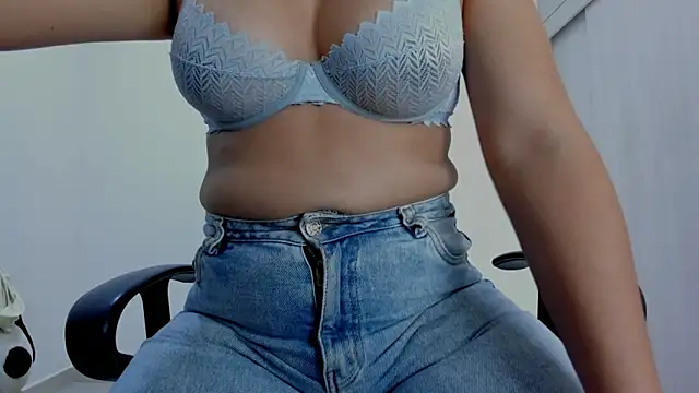 Snapshot of Amelia_Debora_Antonella chatting on March 6, 1:40 pm Amelia Debora Antonella online show from March 6, 1:40 pm