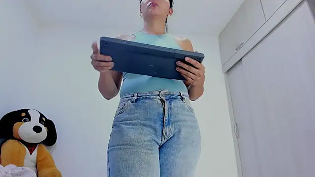 Snapshot of Amelia_Debora_Antonella chatting on April 27, 1:31 pm Amelia Debora Antonella online show from April 27, 1:31 pm