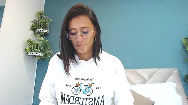 Snapshot of SharisWillian chatting on June 15, 3:42 am SharisWillian online show from June 15, 3:42 am