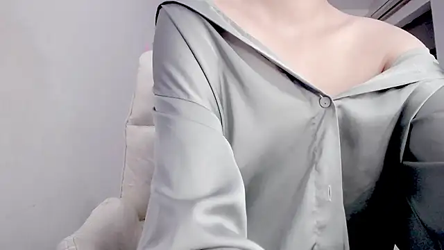 Snapshot of _OMO_ chatting on December 8, 5:55 pm OMO online show from December 8, 5:55 pm