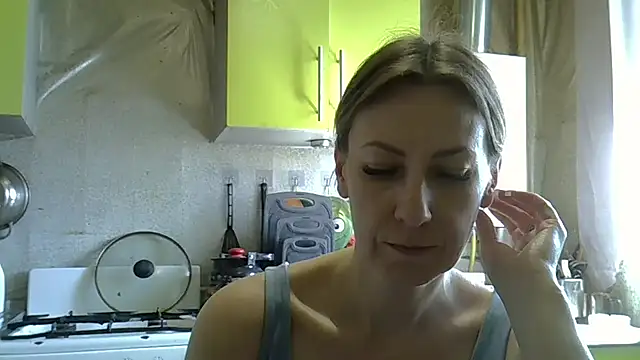 Snapshot of AshleyXHoney chatting on May 5, 7:38 am AshleyXHoney online show from May 5, 7:38 am