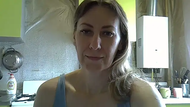 Snapshot of AshleyXHoney chatting on June 5, 7:03 am AshleyXHoney online show from June 5, 7:03 am