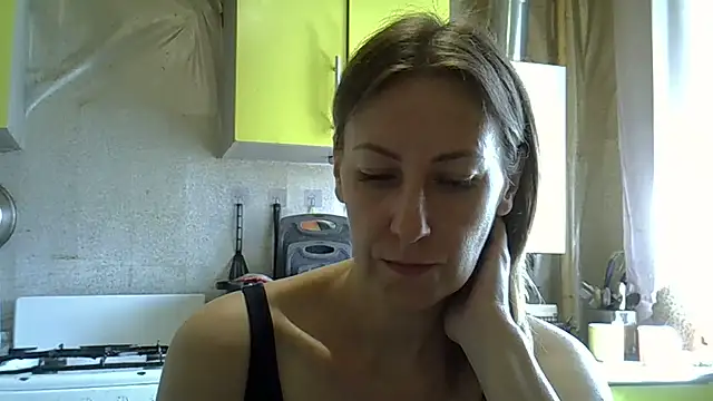 Snapshot of AshleyXHoney chatting on June 8, 7:31 am AshleyXHoney online show from June 8, 7:31 am