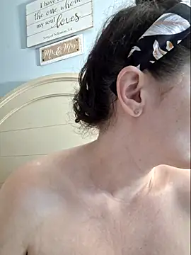 Snapshot of MilfyMrsRobinson chatting on February 18, 11:19 pm MilfyMrsRobinson online show from February 18, 11:19 pm