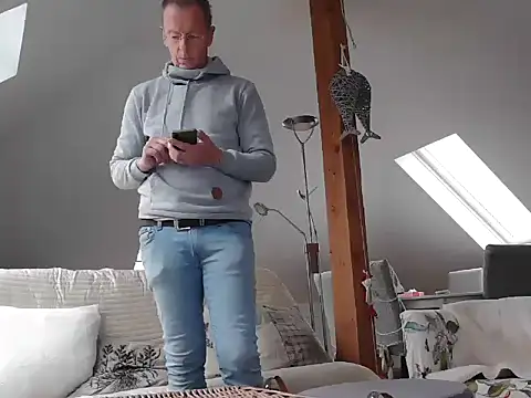 Snapshot of maxmueller321 chatting on December 22, 10:12 am maxmueller321 online show from December 22, 10:12 am