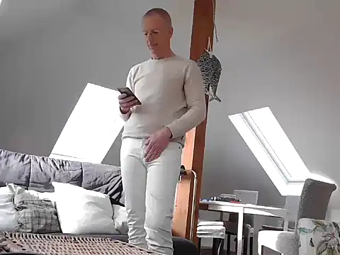 Snapshot of maxmueller321 chatting on March 1, 9:00 am maxmueller321 online show from March 1, 9:00 am