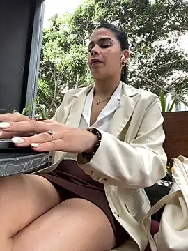 Snapshot of DaryRos chatting on May 27, 8:28 pm DaryRos online show from May 27, 8:28 pm