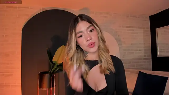 ViolettHansson online show from April 14, 9:15 am