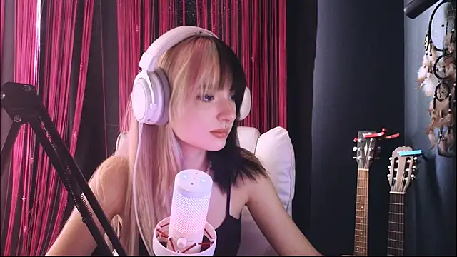 Snapshot of Avi_Nile chatting on July 28, 5:47 am Avi Nile online show from July 28, 5:47 am
