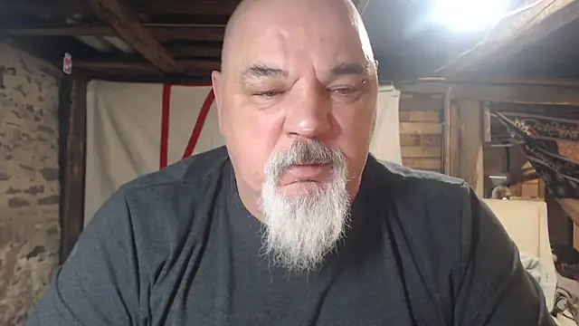 Newfiesausage1972 online show from March 2, 7:09 am