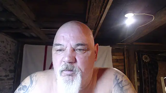 Newfiesausage1972 online show from April 3, 6:11 am