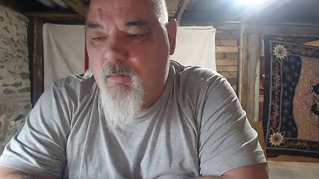 Newfiesausage1972 online show from April 11, 7:56 am