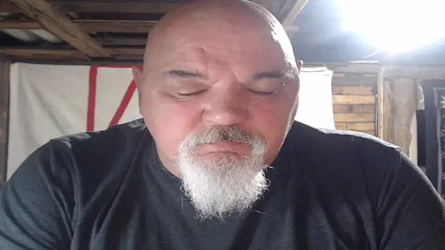 Newfiesausage1972 online show from April 16, 9:43 am