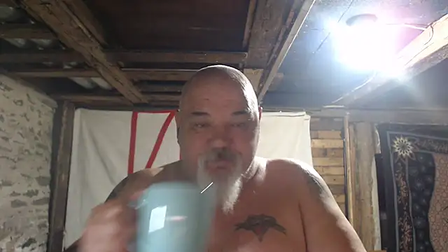 Snapshot of Newfiesausage1972 chatting on April 29, 8:40 am Newfiesausage1972 online show from April 29, 8:40 am