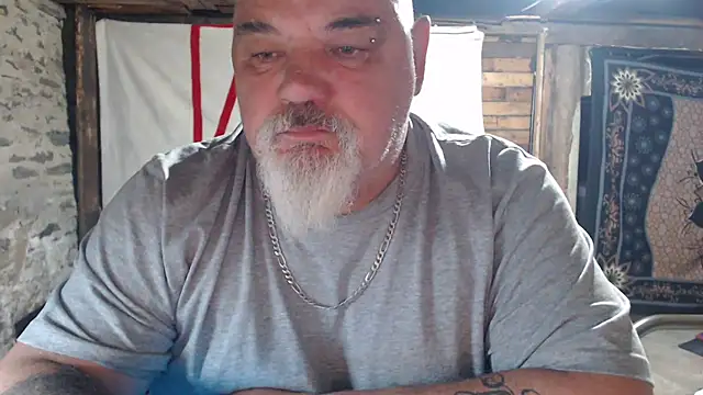 Snapshot of Newfiesausage1972 chatting on May 10, 3:33 am Newfiesausage1972 online show from May 10, 3:33 am