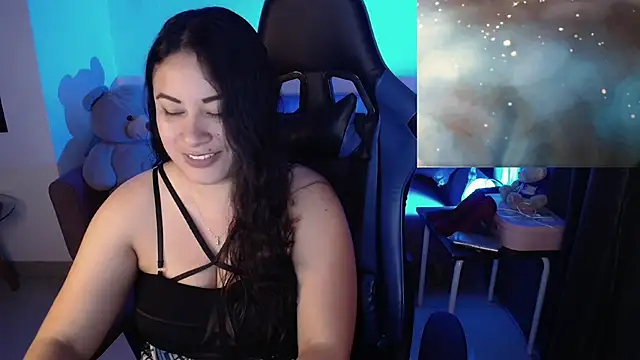 Snapshot of LauraHawkes chatting on March 1, 1:22 am LauraHawkes online show from March 1, 1:22 am