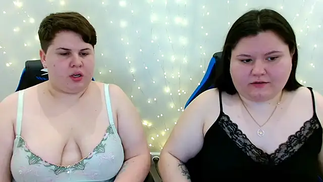 BeckyAndHellen online show from February 15, 10:36 am