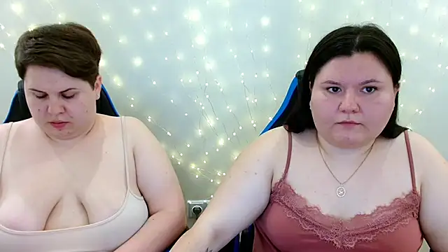 Snapshot of BeckyAndHellen chatting on July 16, 9:37 am BeckyAndHellen online show from July 16, 9:37 am