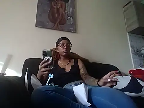 Snapshot of hoely_grail01 chatting on February 10, 2:32 pm hoely grail01 online show from February 10, 2:32 pm